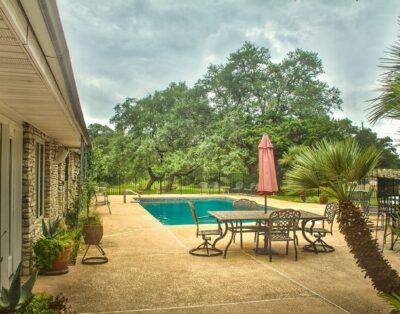 8 BEDROOM HOUSE ON 30 ACRES WITH POOL, PARTY BARN. OASIS NEAR DOWNTOWN AUSTIN!